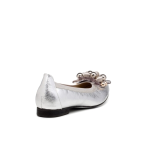 Wygodne skórzane obuwie z dużą ozdobą z kuleczek. Buty na podeszwie z niewysokim obcasem.