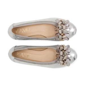 Srebrne, eleganckie buty na niedużym obcasie. Wykonane ze skóry naturalnej.