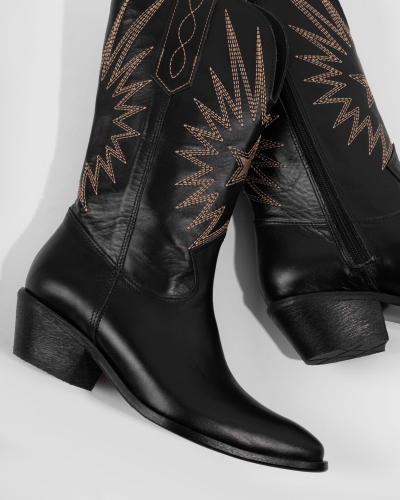 Czarne skórzane kowbojki damskie na obcasie, kozaki z ozdobnym haftem na cholewce