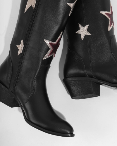 Wyjątkowe kozaki ze skóry z naszywanymi gwiazdami. Niespotykane kowbojki na obcasie
