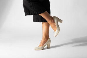 złote czółenka na obcasie