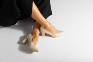 czółenka na szerokim obcasie w kolorze złotym