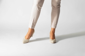 złote czółenka z noskiem w szpic