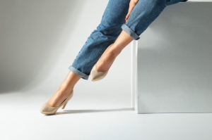 złote szpilki na słupku