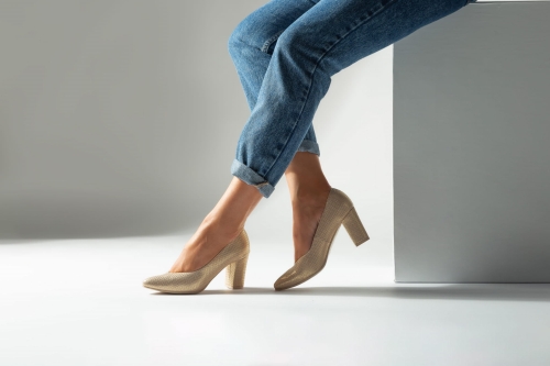 złote czółenka na szerokim obcasie