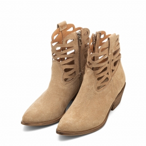 beżowe botki na niskim obcasie widok z boku