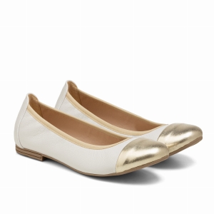 białe baleriny ze złotym noskiem