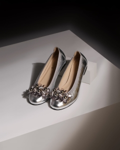 Baleriny damskie w kolorze srebrnym.