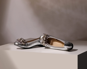 Srebrne baleriny ze skóry naturalnej z elegancką błyszczącą ozdobą. Baleriny z miękką wkładką i elastycznym wykończeniem w postaci gumki