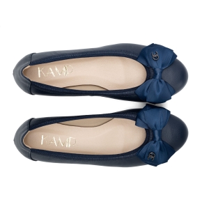 granatowe baleriny z kokardą ze skóry naturalnej widok z góry