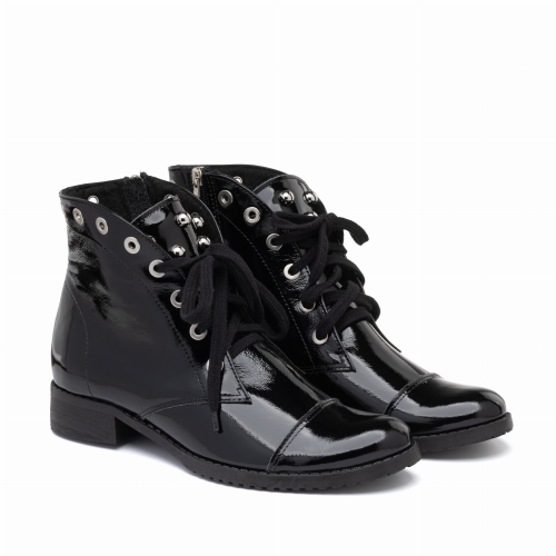 lakierowane botki ze sznurówkami