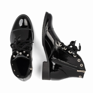 lakierowane botki ze sznurówkami