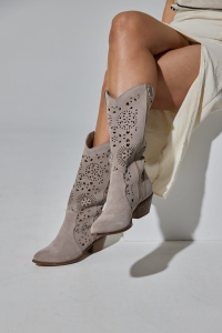 Kozaki ażurowe damskie na obcasie, skórzane kowbojki z luźną cholewką