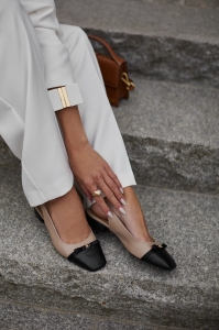 Eleganckie beżowe sandały zapinane na klamerkę