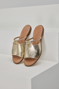 Złote klapki ze skóry naturalnej. Widok opartych butów