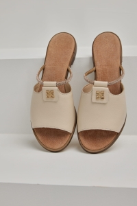 Skórzane klapki w kolorze beżowym z paskiem na stopie