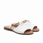 Skórzane białe klapki z ozdobnym paskiem