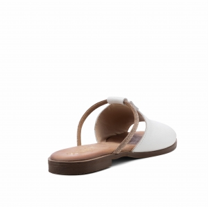 Biała skórzana klapka damska z odkrytymi palcami i cienkim paskiem nad stopą