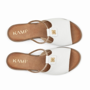 Widok z góry na białe skórzane klapki damskie z napisem KAMP na wkładce