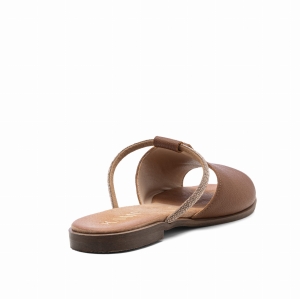 Pojedyncza brązowa klapka pokazana z boku i od tyłu. Widoczna jest płaska podeszwa oraz cienki pasek biegnący nad stopą. Wkładka jest w kolorze jasnego brązu.