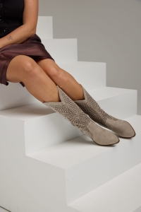 Kozaki na lato z ażurem. Niski, stabilny obcas i zapięcie na zamek od strony wewnetrznej