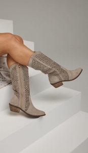 Kozaki w kolorze beżowym z ażurowymi wycięciami, model idealny na wiosnę i lato