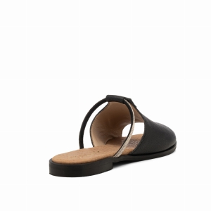 Czarna skórzana klapka damska z cienkim paskiem przechodzącym nad stopą