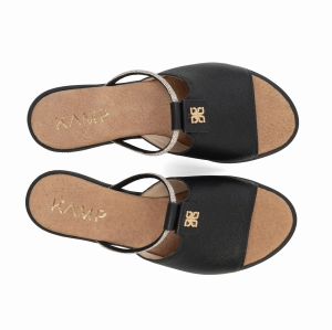 Widok z góry na czarne skórzane klapki damskie z napisem KAMP na wkładce