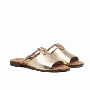 Złote skórzane klapki damskie z odkrytymi palcami i płaską podeszwą