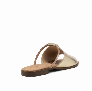 Złota skórzana klapka damska z cienkim paskiem przechodzącym nad stopą