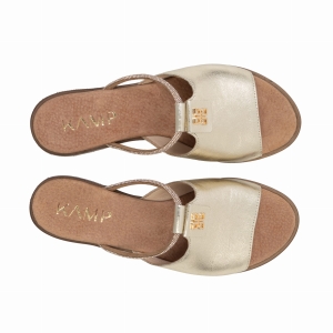 Widok z góry na złote skórzane klapki damskie z napisem KAMP na wkładce