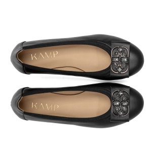 Dwie czarne baleriny widziane z góry, z ozdobą z ciemnych kryształków na przodzie.