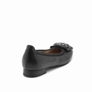 Czarna balerina ze skóry widziana od tyłu i z boku, z ozdobą na przodzie i niskim obcasem.