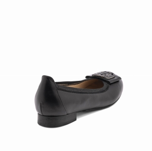 Czarna balerina ze skóry widziana od tyłu i z boku, z metalową ozdobą na przodzie i niskim obcasem.