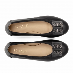 Dwie czarne baleriny widziane z góry, z metalową ozdobą na przodzie.