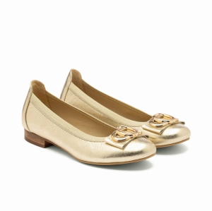 Para złotych balerin ze skóry z ozdobą w formie podwójnych kółek na przodzie i niskim brązowym obcasem.