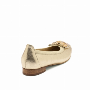Złota balerina ze skóry widziana od tyłu i z boku, z ozdobą podwójne kółka na przodzie i niskim obcasem.