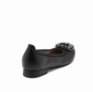 Pojedyncza czarna balerina na białym tle, ujęcie z tyłu i z boku. Gładka skóra, elastyczne wykończenie przy cholewce i niski, stabilny obcas.