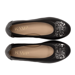 Widok z góry na parę czarnych balerin. W środku jasna skórzana wkładka z logo KAMP, z przodu widoczna biżuteryjna ozdoba z ciemnych kryształków
