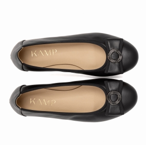 Czarne baleriny damskie, widok z góry; przy nosku pasek z ozdobną klamrą w formie podwójnego kółka.