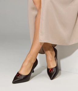 Brązowe szpilki z elegancką ozdobą