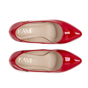 Czerwone damskie szpilki. Czółenka damskie w kolorze czerwonym. Szpilki lakierowane czerwone. Widok z góry.