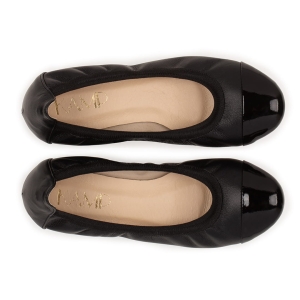 Czarne baleriny damskie. Skórzane obuwie z ozdobnym lakierowanym czubkiem. Miękkie baleriny na płaskiej podeszwie. Widok z góry.