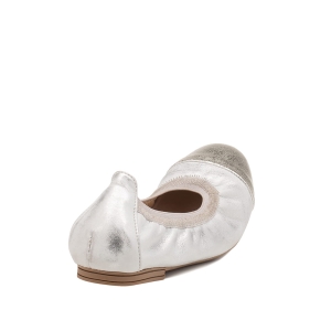 Czarne botki damskie ze skóry welurowej. Wciągane. Ozdobne, złote ćwieki z boku obuwia, oraz wycięcia w formie litery V. Stabilny, szeroki 9cm obcas. Widok z tyłu.