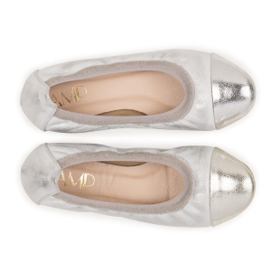 Czarne botki damskie ze skóry welurowej. Wciągane. Ozdobne, złote ćwieki z boku obuwia, oraz wycięcia w formie litery V. Stabilny, szeroki 9cm obcas. Widok z góry.