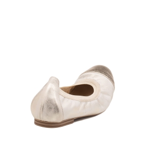 Złote skórzane baleriny. Bardzo miękkie obuwie damskie z ozdobnym złotym czubkiem. Baleriny na płaskiej podeszwie obszyte gumką. Widok z tyłu.