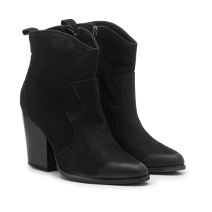 Czarne botki zimowe. Krótkie ocieplane botki damskie. Skórzane botki na szerokim obcasie. Botki zapinane na zamek. Zimowe botki z czubkiem w szpic. Botki jesienne ocieplone. Widok z boku.