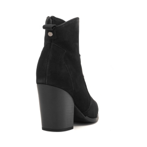 Czarne botki zimowe. Krótkie ocieplane botki damskie. Skórzane botki na szerokim obcasie. Botki zapinane na zamek. Zimowe botki z czubkiem w szpic. Botki jesienne ocieplone. Widok z tyłu.