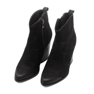 Czarne botki zimowe. Krótkie ocieplane botki damskie. Skórzane botki na szerokim obcasie. Botki zapinane na zamek. Zimowe botki z czubkiem w szpic. Botki jesienne ocieplone. Widok z góry.