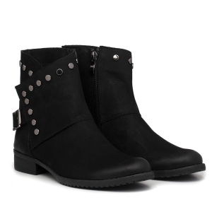 Skórzane czarne botki na płaskiej podeszwie. Zimowe botki z ćwiekami. Botki zapinane na zamek. Botki damskie z regulowaną cholewką. Czarne krótkie botki na zimę. Ocieplane botki damskie na płaskiej podeszwie. Sportowe damskie botki na zimę. Widok z boku.